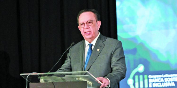 Valdez Albizu llama a diseñar políticas económicas con rostro femenino