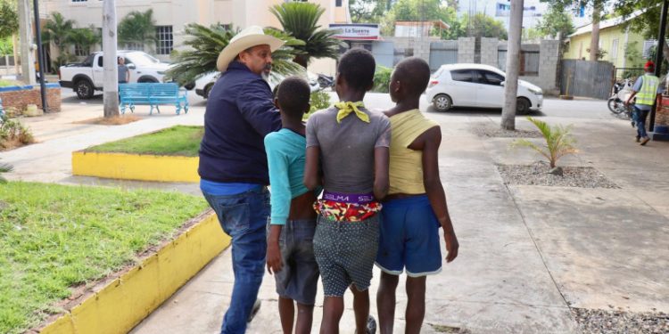 Alcalde Santiago Riverón realiza operativo migratorio parque y calles de Dajabón