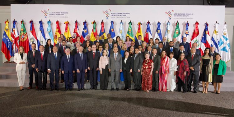 Abinader recibe declaración de XXII Cumbre Judicial