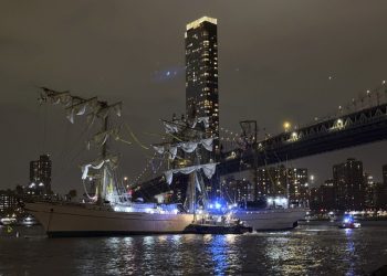 Choque de velero Cuauhtémoc con el puente de Brooklyn deja al menos dos heridos graves