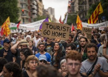 España ordena a Airbnb bloquear 65,000 alojamientos para turistas por infringir la normativa