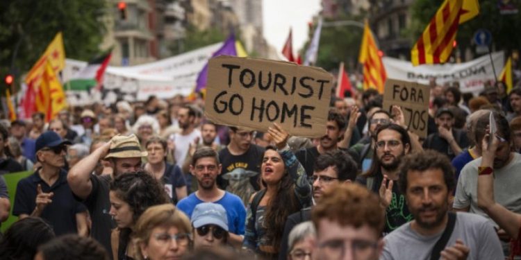España ordena a Airbnb bloquear 65,000 alojamientos para turistas por infringir la normativa
