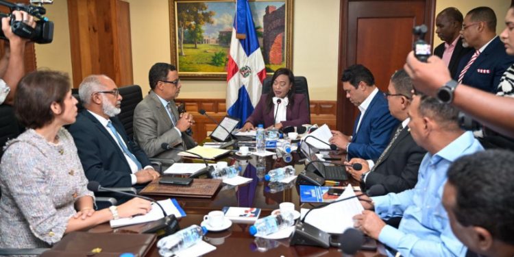 Discusión en el Congreso se concentra en eliminar o no regulación a redes sociales