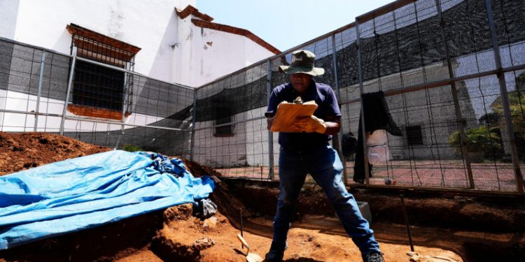 Registran un sondeo arqueológico en iglesia de Ciudad Colonial