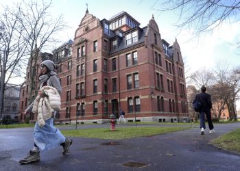 Trump arremete contra Harvard y dice que tiene demasiados estudiantes extranjeros