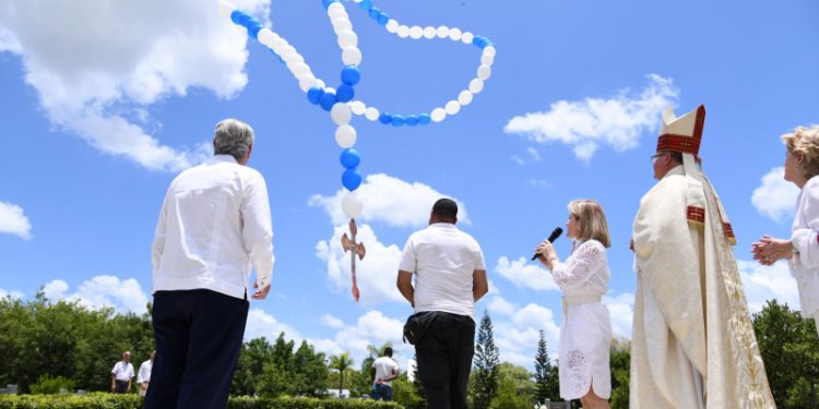 Elevan rosario de globos al aire en honor a las madres en el Cementerio Puerta del Cielo