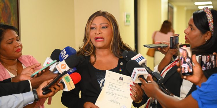 Diputada deposita proyecto que crearía Ministerio del Hombre para prevenir feminicidios