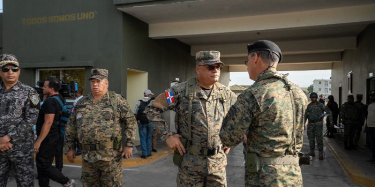 Ministro de Defensa supervisa construcción de verja perimetral y constata el despliegue de tropas