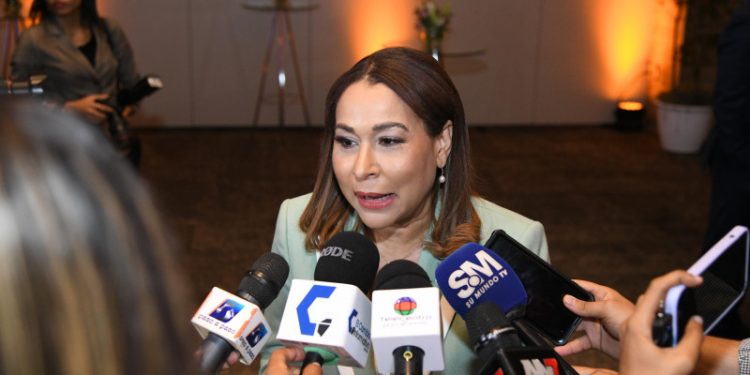 Ministra de la Mujer rechaza propuesta de crear un Ministerio del Hombre