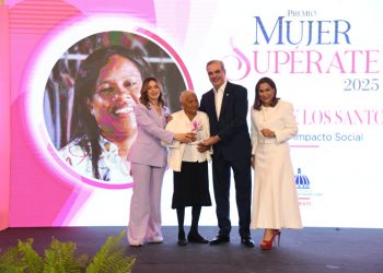 "Sean tacañas": Abinader da consejos a emprendedoras