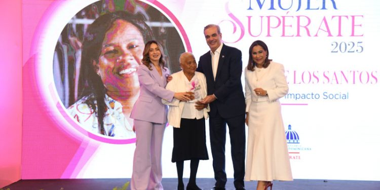 "Sean tacañas": Abinader da consejos a emprendedoras