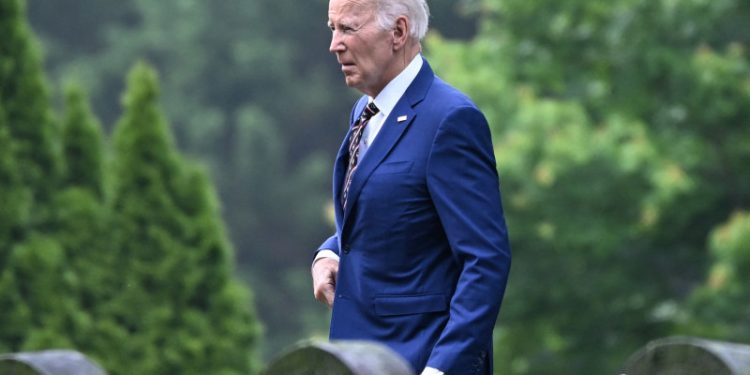Biden reaparece tras el anuncio de su cáncer y critica la división política