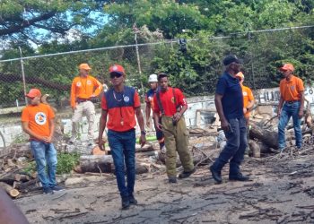 Defensa Civil de Santiago realiza operativo por árbol caído en El Ejido y llama a prepararse ante temporada ciclónica