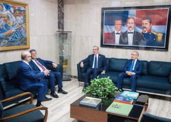 Presidente Abinader y los ex presidentes Hipólito Mejía, Leonel Fernández y Danilo Medina, se encuentran reunidos en estos momentos en la sede del Ministerio de Defensa