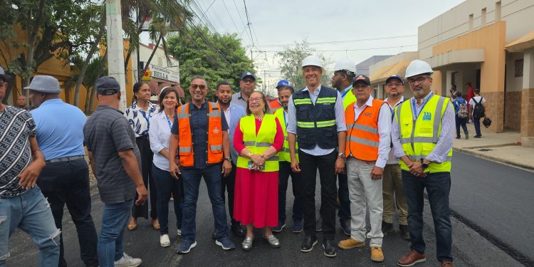 Coraasan y MOPC inician asfaltado en avenida Emilio Prud' Homme en Bella Vista