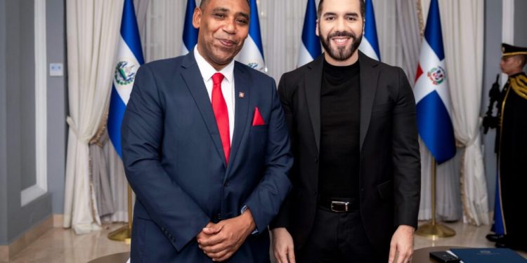 Nayib Bukele recibe Cartas Credenciales del nuevo embajador dominicano Flavio Rondón