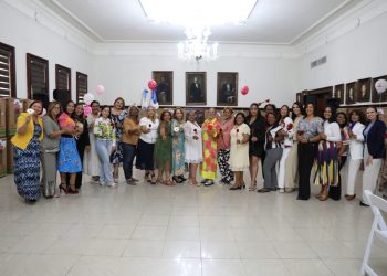 Gobernadora Rosa Santos celebra día de las madres con comunicadoras de Santiago