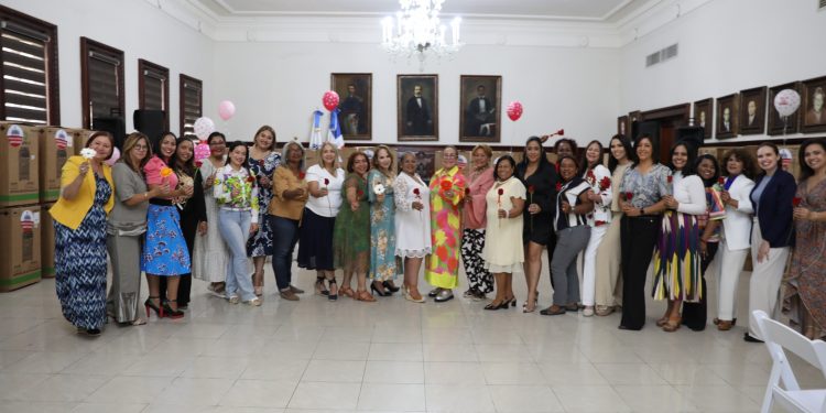 Gobernadora Rosa Santos celebra día de las madres con comunicadoras de Santiago
