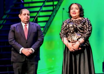 Reconocen alcaldesa Carmen López con el premio Juan Pablo Duarte renglón Manejo de los Residuos Sólidos