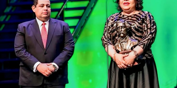 Reconocen alcaldesa Carmen López con el premio Juan Pablo Duarte renglón Manejo de los Residuos Sólidos