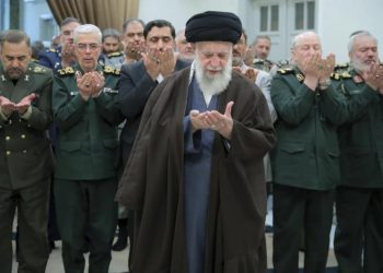 Líder iraní rechaza llamado a rendirse y dice que intervención de EEUU causaría "daños irreparables"