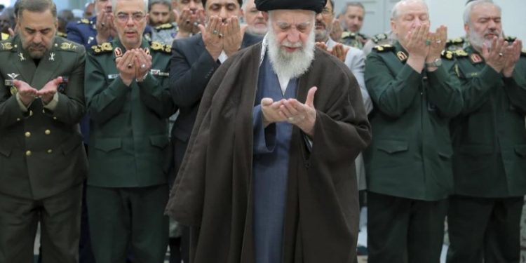 Líder iraní rechaza llamado a rendirse y dice que intervención de EEUU causaría "daños irreparables"