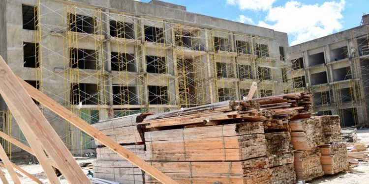 Suben los costos de construir y el Mived aplica nuevas tasas por licencias e inspecciones