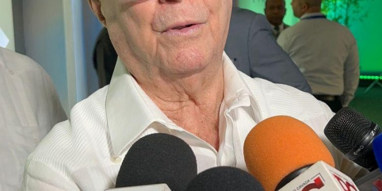 Hipólito promueve la candidatura presidencial de su hija Carolina Mejía