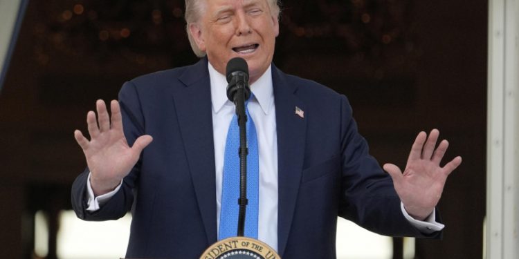 Trump impone restricciones de viajes parciales a venezolanos, cubanos y ciudadanos de otros países