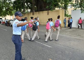 Educación promete una solución a la falta de policías en escuelas