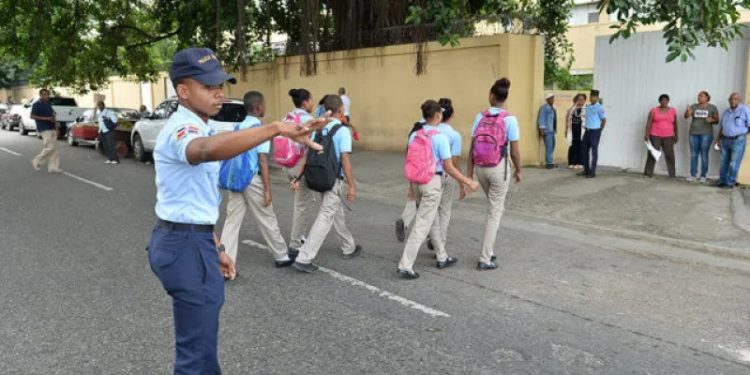 Educación promete una solución a la falta de policías en escuelas