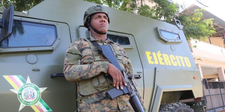 Desde Haití lanzan piedras a un puesto móvil militar en Dajabón; hieren a un soldado