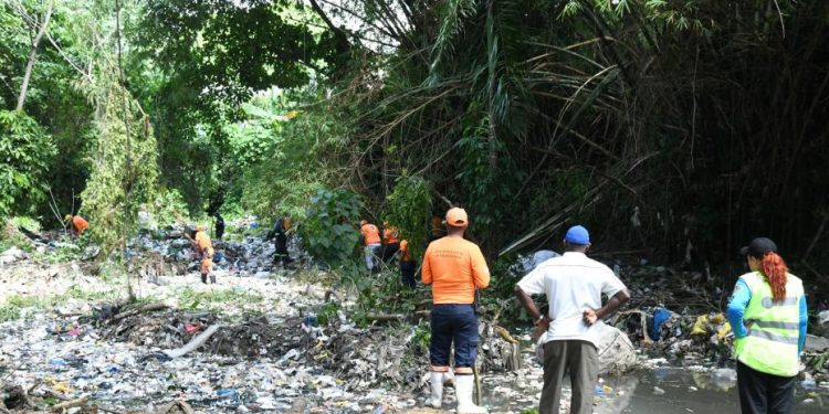 Encuentran cuerpo de menor arrastrada por cañada en Santo Domingo Norte