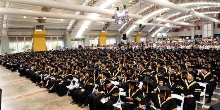 PUCMM celebra su graduación número 112 y entrega 1,111 nuevos profesionales en Santiago