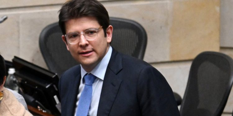 Fiscalía de Colombia acusará de intento de asesinato y tenencia de armas a menor que disparó a Uribe