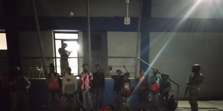 Haitianos apedrean otra vez a los militares dominicanos en la frontera, hay cuatro heridos