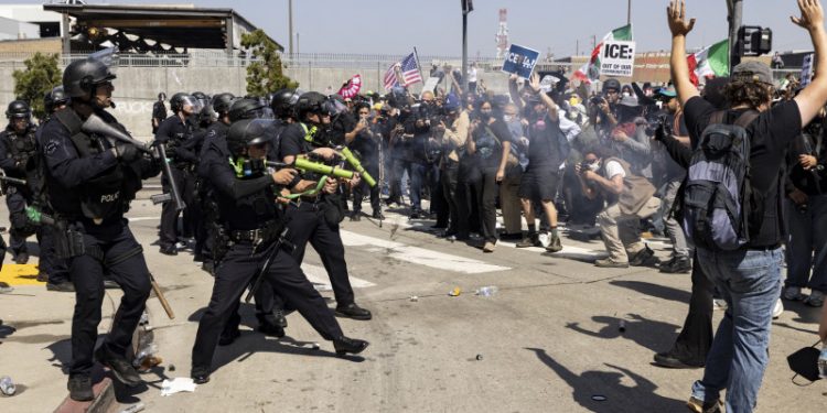 EE.UU. desplegará 700 Marines en Los Ángeles