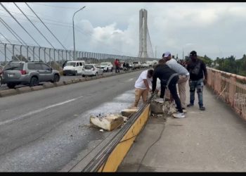 Inician colocación de postes de luz en puente de la 17