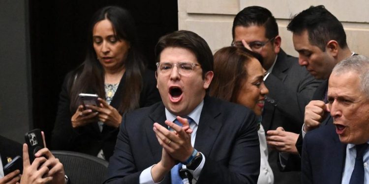 Llevan a cirugía de emergencia al senador colombiano Uribe Turbay por nuevo sangrado cerebral