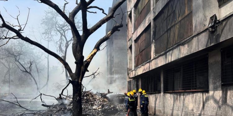 Se estrella avión en India con más de 240 personas
