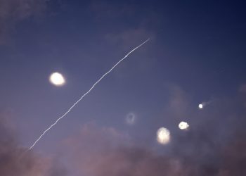 El Ejército israelí informa de un cuarto ataque de misiles de Irán