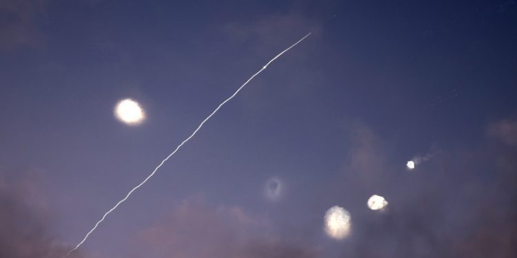 El Ejército israelí informa de un cuarto ataque de misiles de Irán