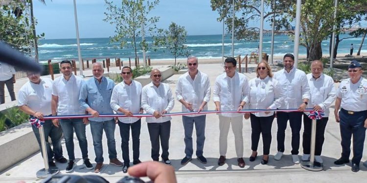 Abinader y David Collado encabezan inauguración del malecón de Haina