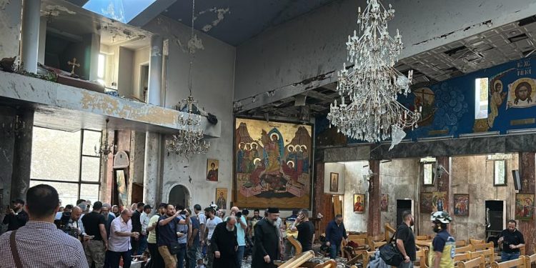 Un atentado suicida en iglesia deja al manos 20 muertos en Siria