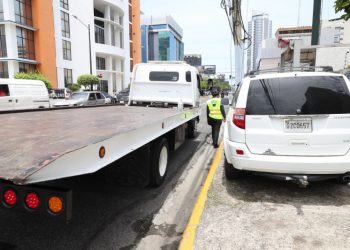 Agentes fiscalizan y orientan conductores en inicio del plan “RD se mueve”