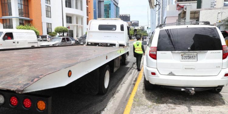 Agentes fiscalizan y orientan conductores en inicio del plan “RD se mueve”