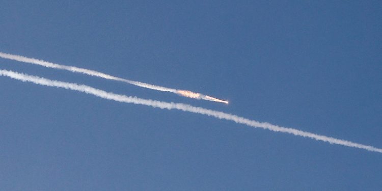 Irán lanza misiles a Israel tras el anuncio de Trump de un alto el fuego