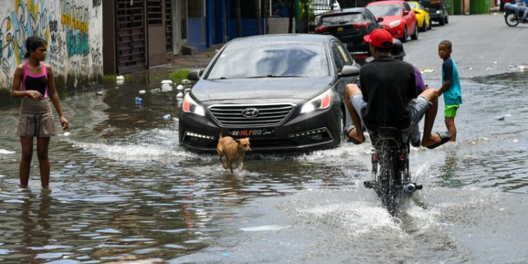 Vaguada y onda tropical provocan inundaciones en varias zonas del Gran Santo Domingo