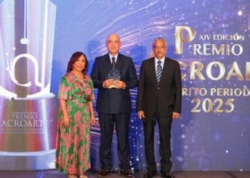 Aníbal de Castro recibe el Premio al Mérito Periodístico de Acroarte