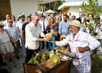 Presidente Abinader llama habitantes de Samaná a unirse junto al gobierno por el desarrollo y progreso de la provincia.